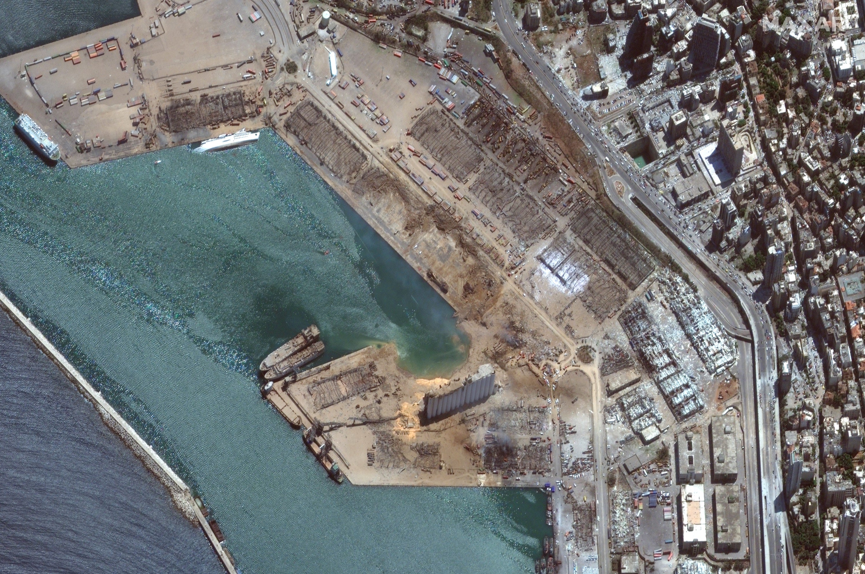Ảnh vệ tinh chụp cảng Beirut (Lebanon) trước và sau vụ nổ thảm khốc 